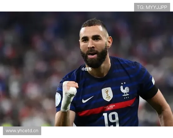 吉鲁与本泽马在前场联动上出现偏移，吉鲁更偏向单点终结驱动