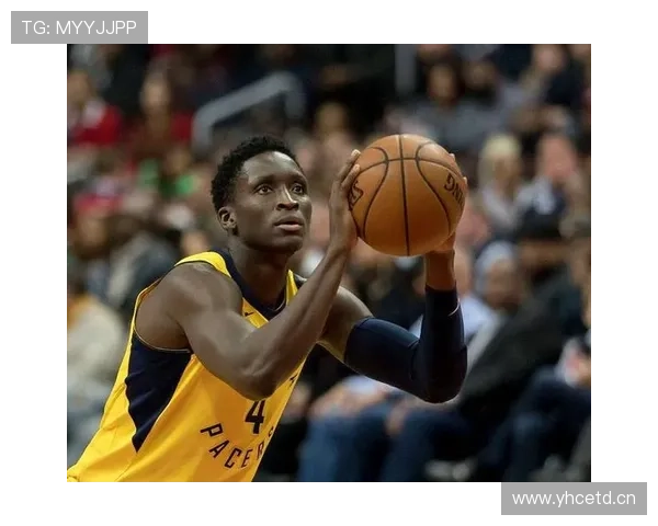 崔家溪昨天又穿了双普通球鞋，感觉他跟赛场上的巨星差远了吧？